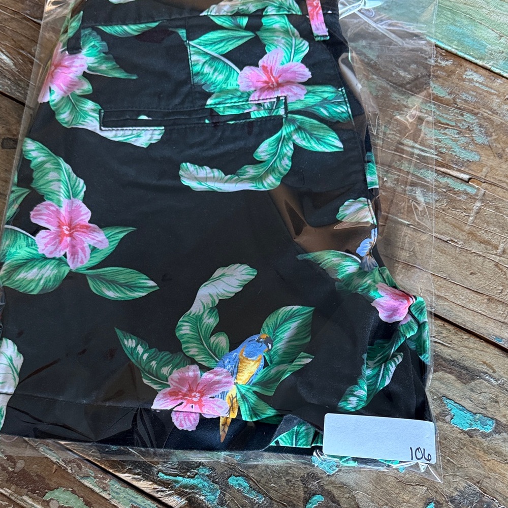 Old Navy Women's Black Tropical Floral Shorts - Picture 8 of 8